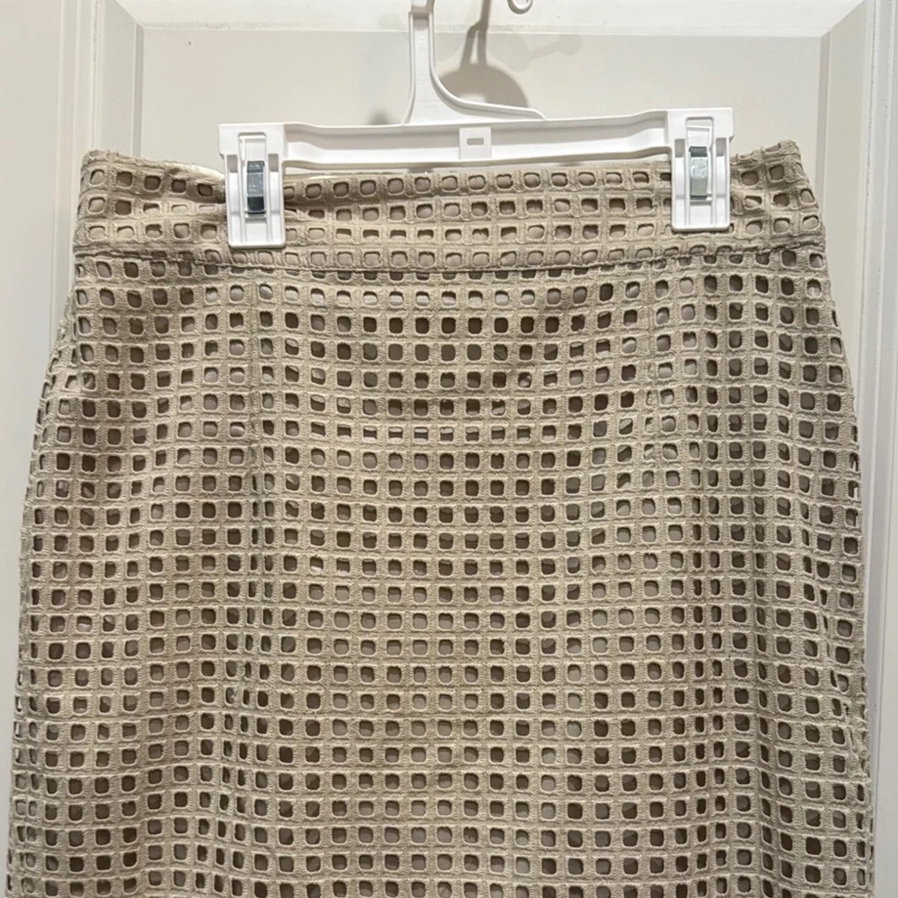 Banana Republic Size 2 Tan Eyelet Pencil Skirt Embellished Knee-Length